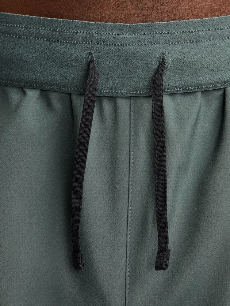 vert foncé - 9 Inch - Nike Dri-FIT Challenger Shorts de running non doublé - Image 6 of 9