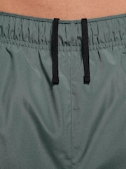 Nike Green Challenger Dri-FIT 7 inch 2-in-1 Running Shorts - Image 5 of 9