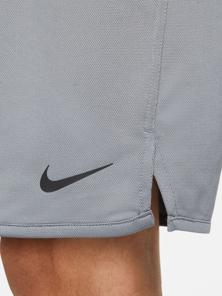 Grå - Nike Totality Dri-FIT 9 tommer alsidige unforede shorts - Image 4 of 7