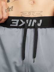 Grå - Nike Totality Dri-FIT 9 tommer alsidige unforede shorts - Image 6 of 7