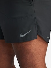 Negro/gris - Pantalones cortos para correr Dri-FIT Stride de 5 pulgadas de Nike - Imagen 11 de 13