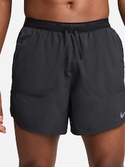 Negro/gris - Pantalones cortos para correr Dri-FIT Stride de 5 pulgadas de Nike - Imagen 3 de 13