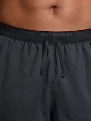 Negro/gris - Pantalones cortos para correr Dri-FIT Stride de 5 pulgadas de Nike - Imagen 4 de 13