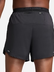 Negro/gris - Pantalones cortos para correr Dri-FIT Stride de 5 pulgadas de Nike - Imagen 5 de 13