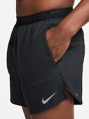 Negro/gris - Pantalones cortos para correr Dri-FIT Stride de 5 pulgadas de Nike - Imagen 6 de 13