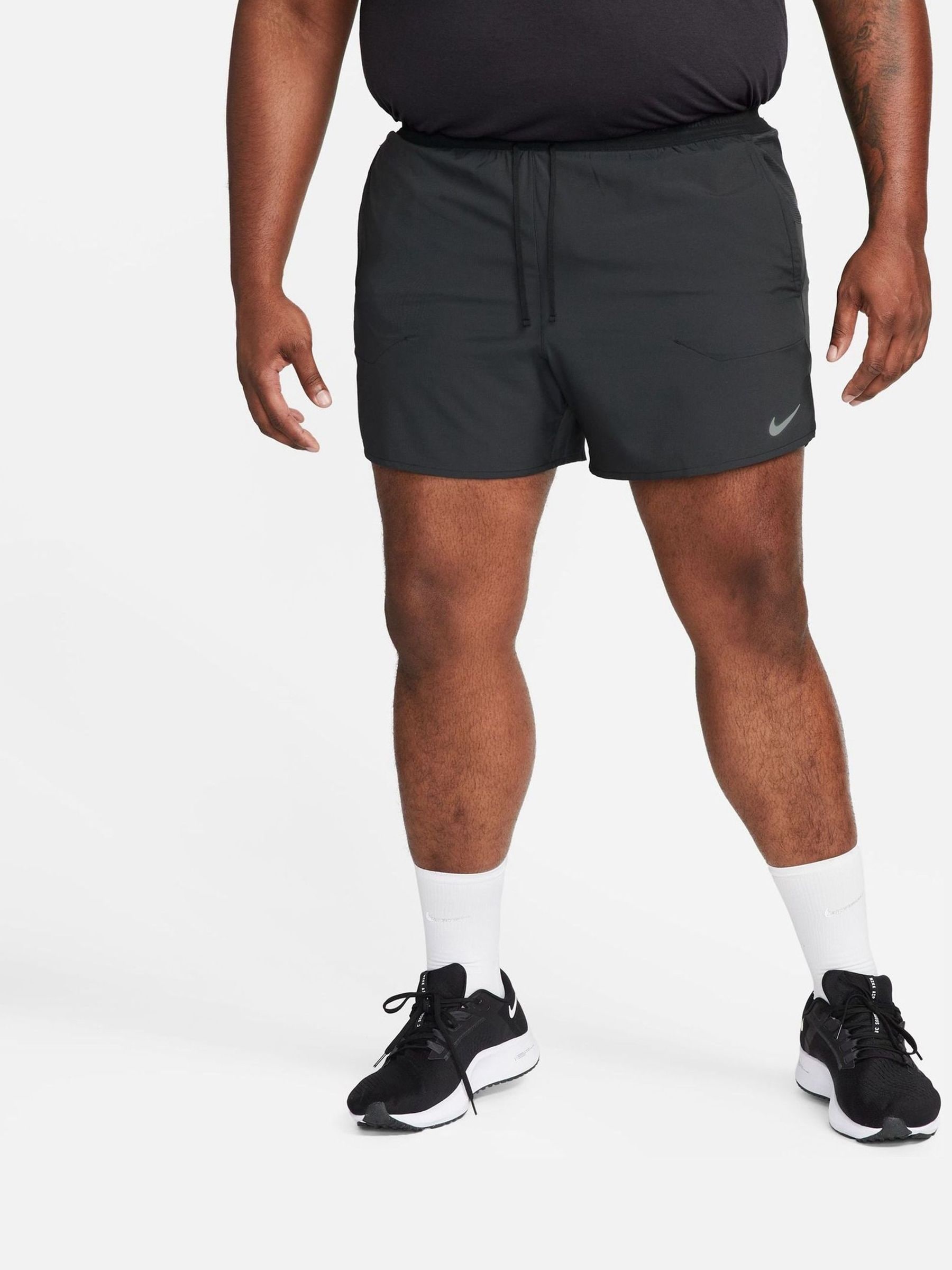 Przeglądaj Czarny/Szary - Nike Dri-FIT Stride 5 Inch Running