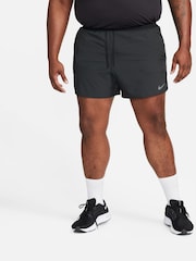 Negro/gris - Pantalones cortos para correr Dri-FIT Stride de 5 pulgadas de Nike - Imagen 7 de 13