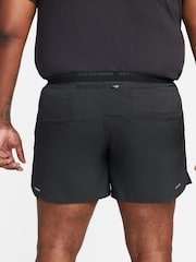Negro/gris - Pantalones cortos para correr Dri-FIT Stride de 5 pulgadas de Nike - Imagen 9 de 13