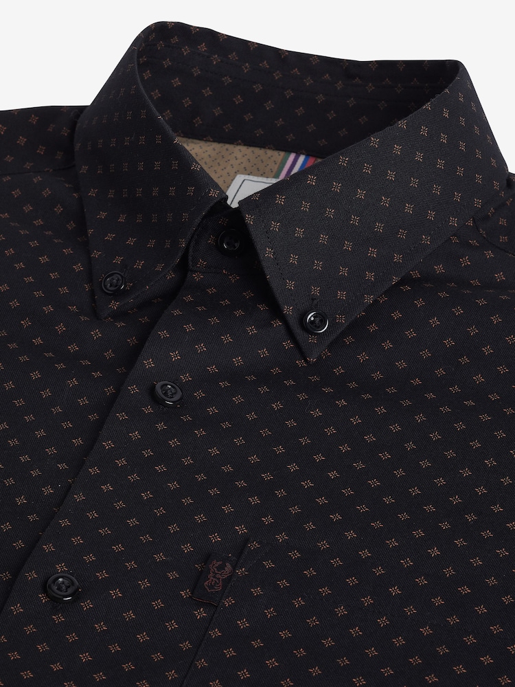 Black/Gold Geometric Easy Iron Button Down Short Sleeve Oxford Shirt - Image 7 of 7