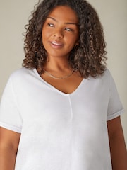 Camiseta de algodón flameado con cuello de pico en talla curva de Live Unlimited 100% - Imagen 3 de 6