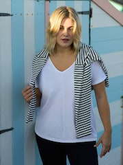Camiseta de algodón flameado con cuello de pico en talla curva de Live Unlimited 100% - Imagen 4 de 6