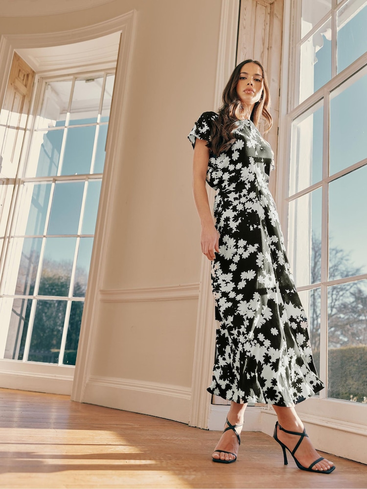 Ro&Zo Black Petite Harper Mono Floral Print Flutter Sleeve Midaxi Dress - Image 2 of 7