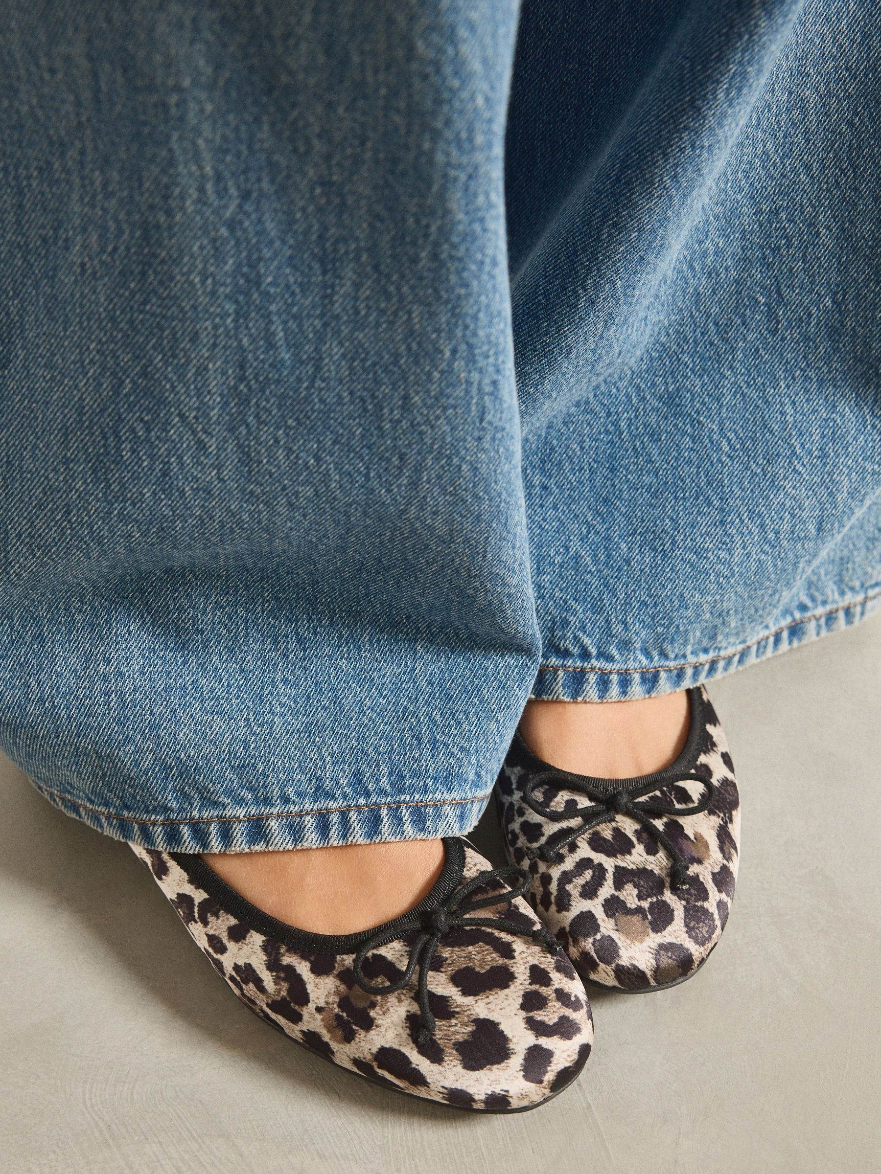 Wide width cheetah flats top