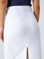 Roomalainen vetää päälle joustava kynähame - Kuva 6 / 6