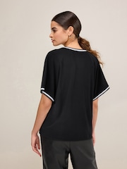 Schwarz - Geripptes T-Shirt mit Zierstreifen und V-Ausschnitt - Bild 4 von 7