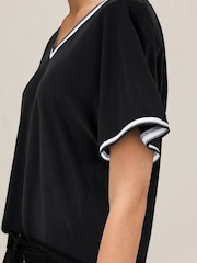 Schwarz - Geripptes T-Shirt mit Zierstreifen und V-Ausschnitt - Bild 5 von 7