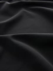 Schwarz - Geripptes T-Shirt mit Zierstreifen und V-Ausschnitt - Bild 7 von 7