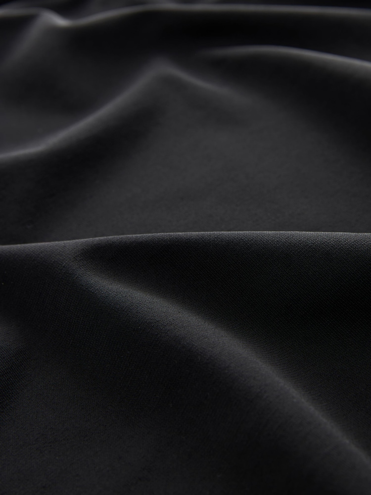 Schwarz - Geripptes T-Shirt mit Zierstreifen und V-Ausschnitt - Bild 7 von 7