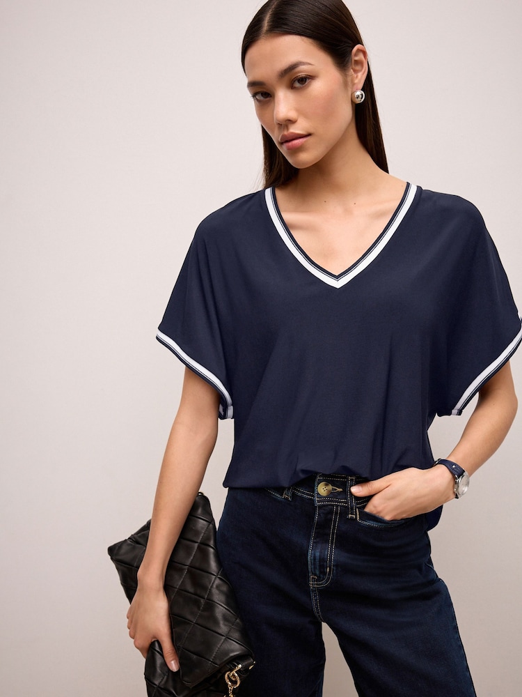 Marineblau - Geripptes T-Shirt mit Zierstreifen und V-Ausschnitt - Bild 1 von 7 Marineblau - Geripptes T-Shirt mit Zierstreifen und V-Ausschnitt - Bild 1 von 7