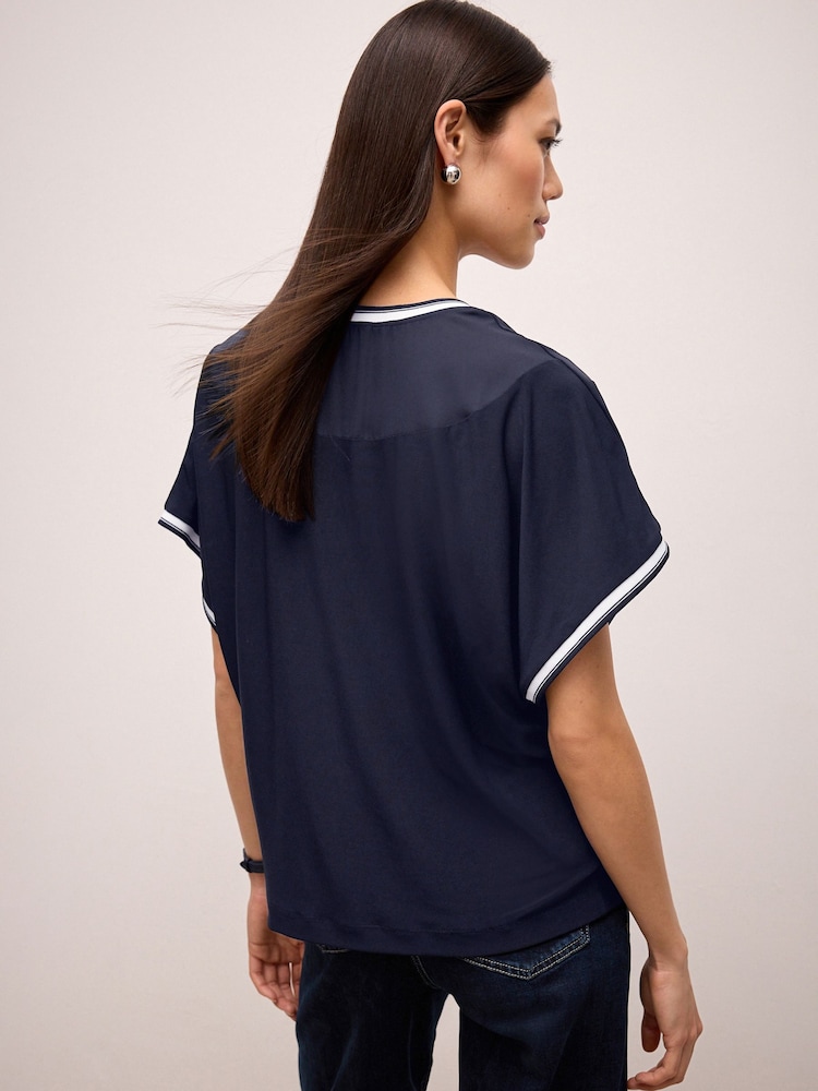 Marineblau - Geripptes T-Shirt mit Zierstreifen und V-Ausschnitt - Bild 2 von 7