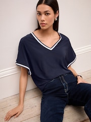 Marineblau - Geripptes T-Shirt mit Zierstreifen und V-Ausschnitt - Bild 4 von 7