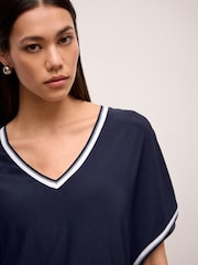 Marineblau - Geripptes T-Shirt mit Zierstreifen und V-Ausschnitt - Bild 5 von 7