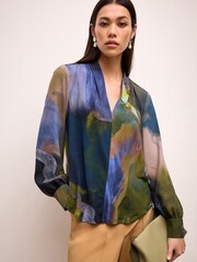 Marineblau/Aquarellmuster - Langärmelige Bluse mit V-Ausschnitt und Bündchen - Bild 1 von 6