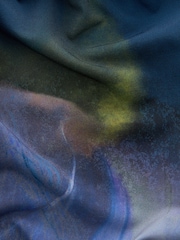 Marineblau/Aquarellmuster - Langärmelige Bluse mit V-Ausschnitt und Bündchen - Bild 6 von 6