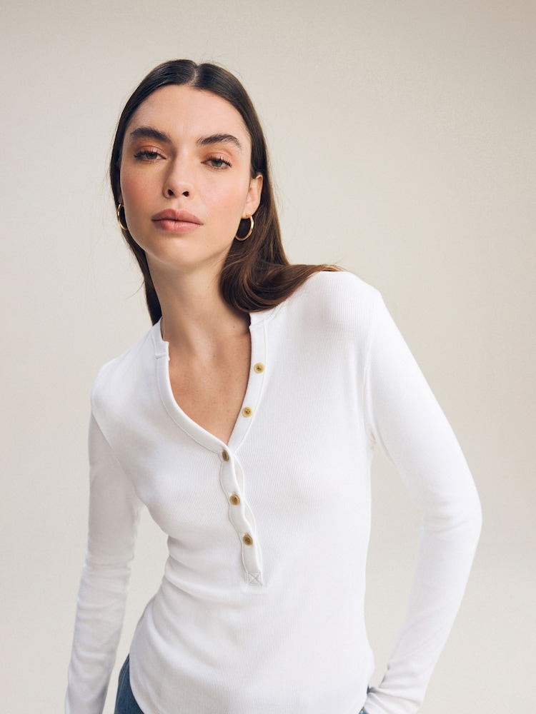 Blanco - Camiseta de manga larga con cuello panadero y detalle de botones de canalé - Imagen 1 de 7 Blanco - Camiseta de manga larga con cuello panadero y detalle de botones de canalé - Imagen 1 de 7