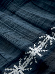 Marineblau - Besticktes, gestuftes Sommer-Midikleid - Bild 6 von 6