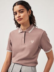 وردي - قميص بولو بحافة مزدوجة من Fred Perry  - صورة 1 من 5