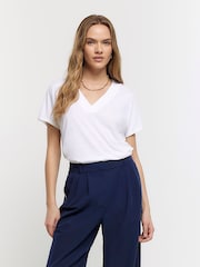 Off white - Camiseta de vestir con cuello de pico de River Island - Imagen 1 de 6