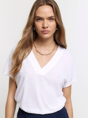 Off white - Camiseta de vestir con cuello de pico de River Island - Imagen 4 de 6