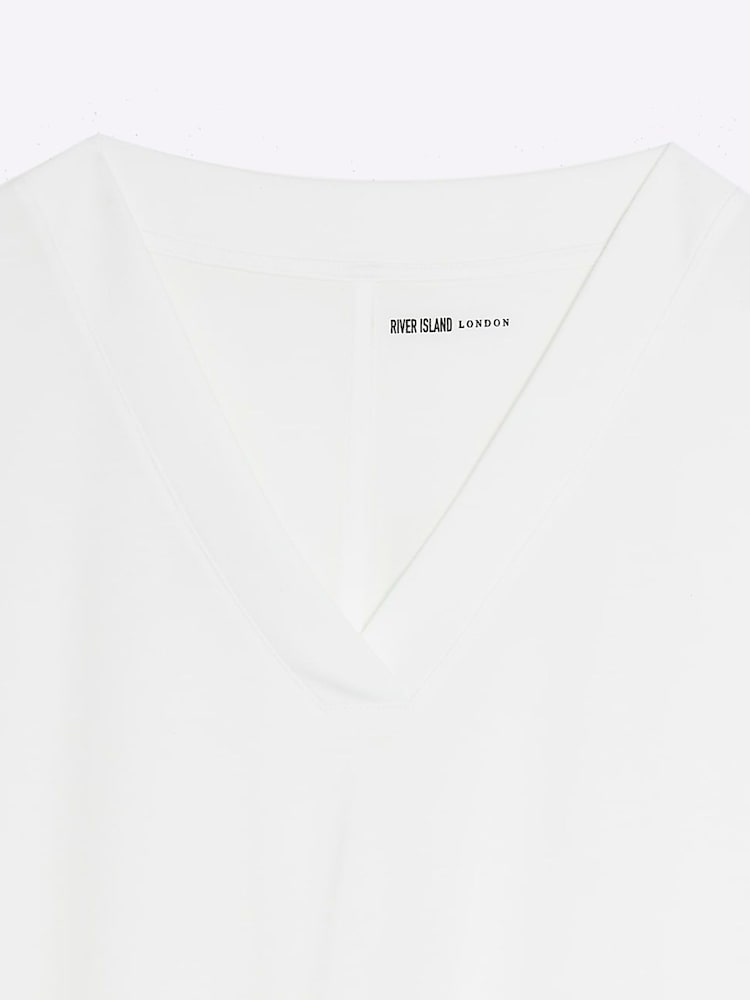 Off white - Camiseta de vestir con cuello de pico de River Island - Imagen 6 de 6 Off white - Camiseta de vestir con cuello de pico de River Island - Imagen 6 de 6