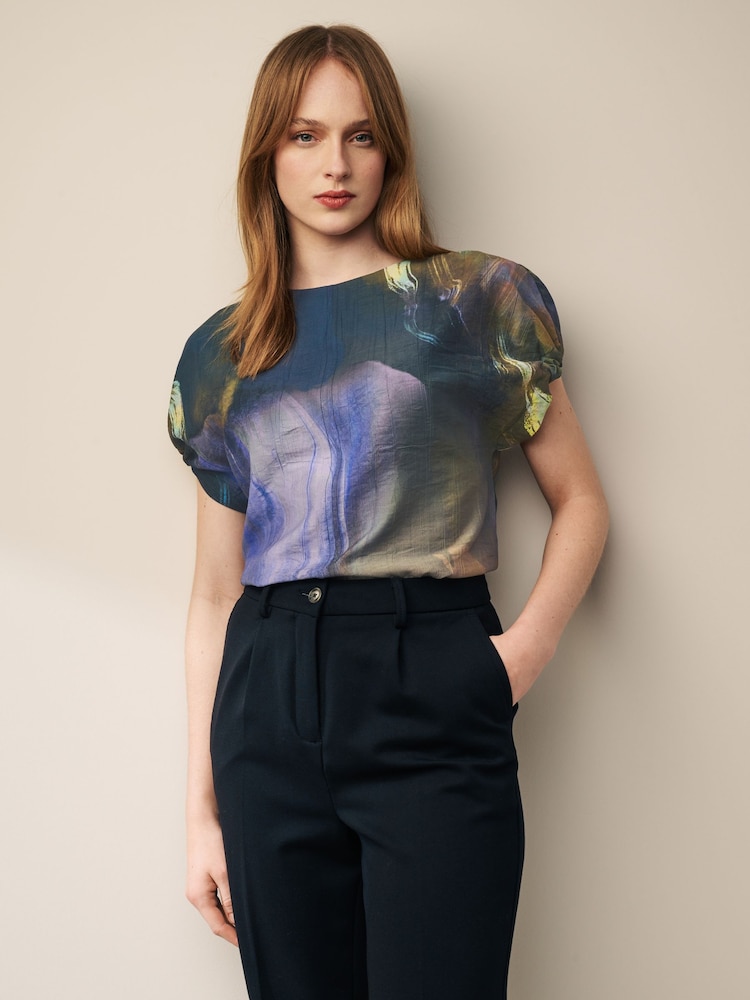 Blau mit Farbkleks-Print - Kastiges, strukturiertes T-Shirt mit Raffung - Bild 1 von 6 Blau mit Farbkleks-Print - Kastiges, strukturiertes T-Shirt mit Raffung - Bild 1 von 6