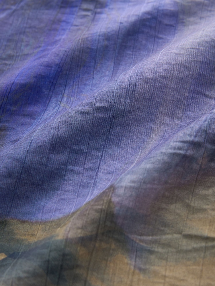 Blau mit Farbkleks-Print - Kastiges, strukturiertes T-Shirt mit Raffung - Bild 6 von 6 Blau mit Farbkleks-Print - Kastiges, strukturiertes T-Shirt mit Raffung - Bild 6 von 6