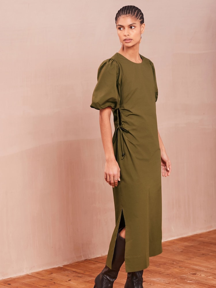 Khakigrün - Seitlich gerafftes Midikleid mit Puffärmeln - Bild 1 von 5 Khakigrün - Seitlich gerafftes Midikleid mit Puffärmeln - Bild 1 von 5