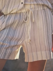 Neutrale Farbe - Strukturierte, gestreifte Shorts mit elastischem Bund - Bild 4 von 6