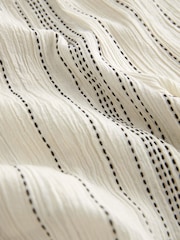 Neutrale Farbe - Strukturierte, gestreifte Shorts mit elastischem Bund - Bild 6 von 6