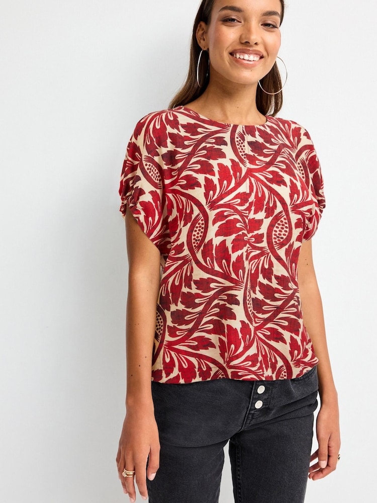 Rot/Ecru Blätterprint - Kastiges, strukturiertes T-Shirt mit Raffung - Bild 1 von 6 Rot/Ecru Blätterprint - Kastiges, strukturiertes T-Shirt mit Raffung - Bild 1 von 6