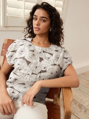 Ecru/Braun Abstraktes Regenschirmmuster - Kastiges, strukturiertes T-Shirt mit Raffung - Bild 3 von 6
