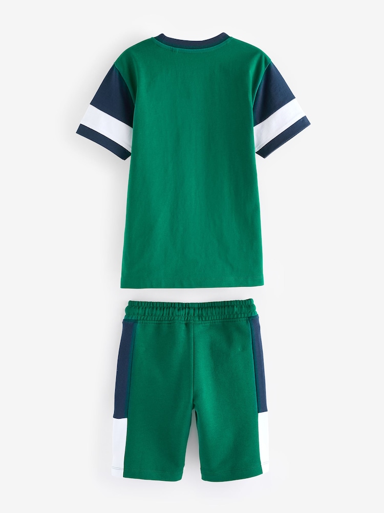 Grün - Set aus Kurzarm-T-Shirt und Shorts aus 100 % Baumwolle im Colourblock-Design (3–16 Jahre) - Bild 2 von 3
