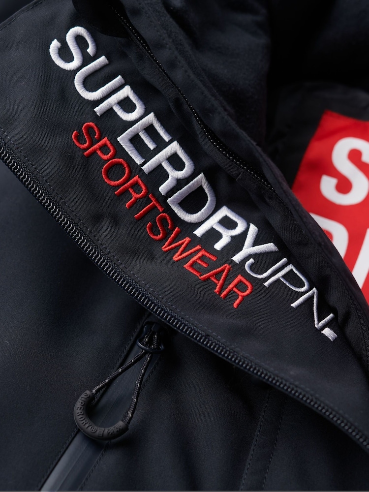 Blau - Superdry Ultimate Windbreaker-Mantel mit Kapuze - Bild 4 von 4 Blau - Superdry Ultimate Windbreaker-Mantel mit Kapuze - Bild 4 von 4