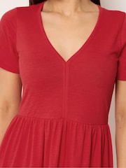 أحمر - فستان جيرسيه بفتحة أسفل الرقبة للأحجام الصغيرة من M&co - Image 4 of 5