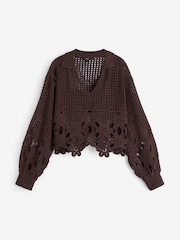Schokoladenbraun - Pullover mit Polokragen und langen Ärmeln, gehäkelt und mit Muscheldetails - Bild 5 von 6