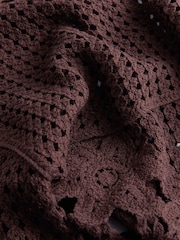 Schokoladenbraun - Pullover mit Polokragen und langen Ärmeln, gehäkelt und mit Muscheldetails - Bild 6 von 6