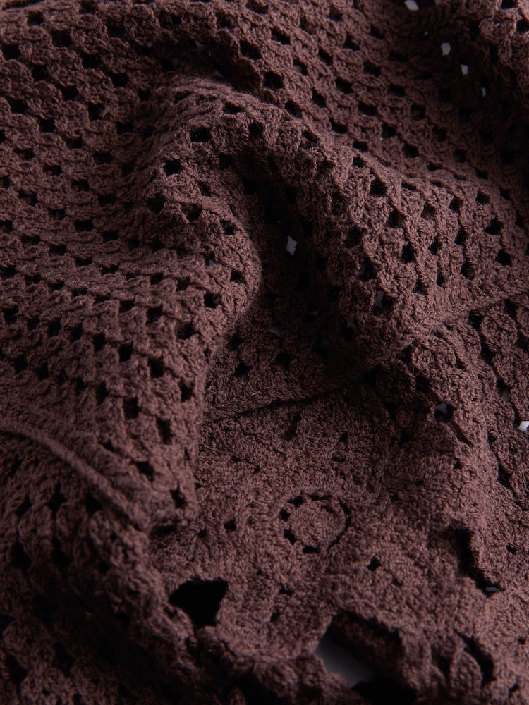 Schokoladenbraun - Pullover mit Polokragen und langen Ärmeln, gehäkelt und mit Muscheldetails - Bild 6 von 6