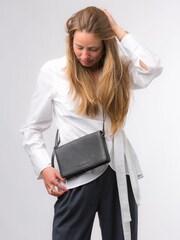 Schwarz - Pure Luxuries London Gwen Umhängetasche aus Nappaleder - Bild 2 von 7