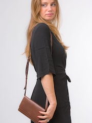 Tan - Pure Luxuries London Saffron Umhänge-Clutch aus Nappaleder - Bild 1 von 7