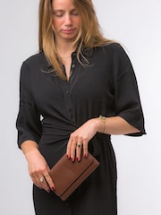 Tan - Pure Luxuries London Saffron Umhänge-Clutch aus Nappaleder - Bild 3 von 7